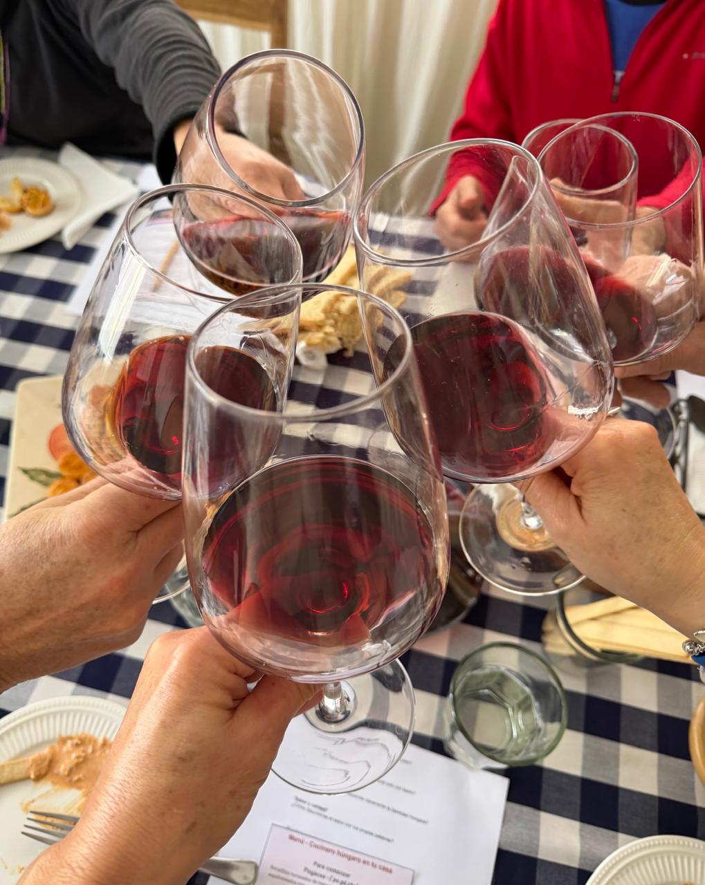 Brindis en la mesa