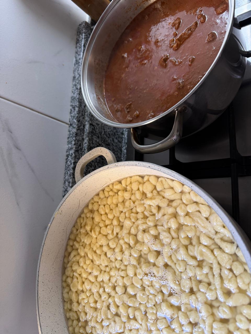 Pörkölt y nokedli en la cocina