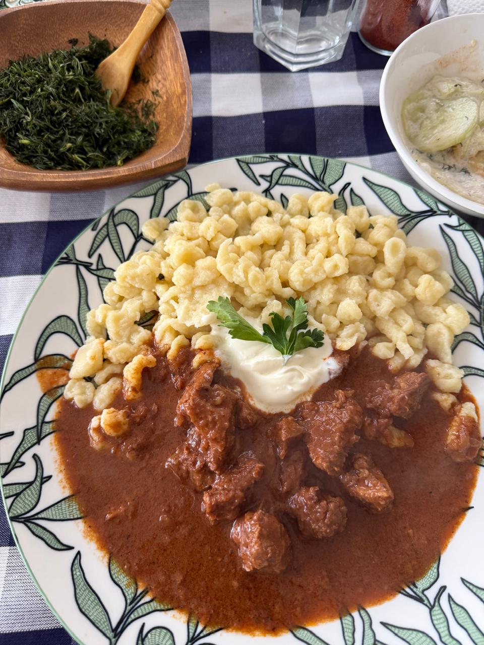 Pörkölt con nokedli servido